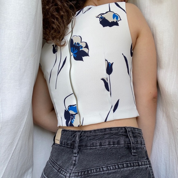 ⭐️SOLD⭐️Floral Crop Top - Picture 2 of 3